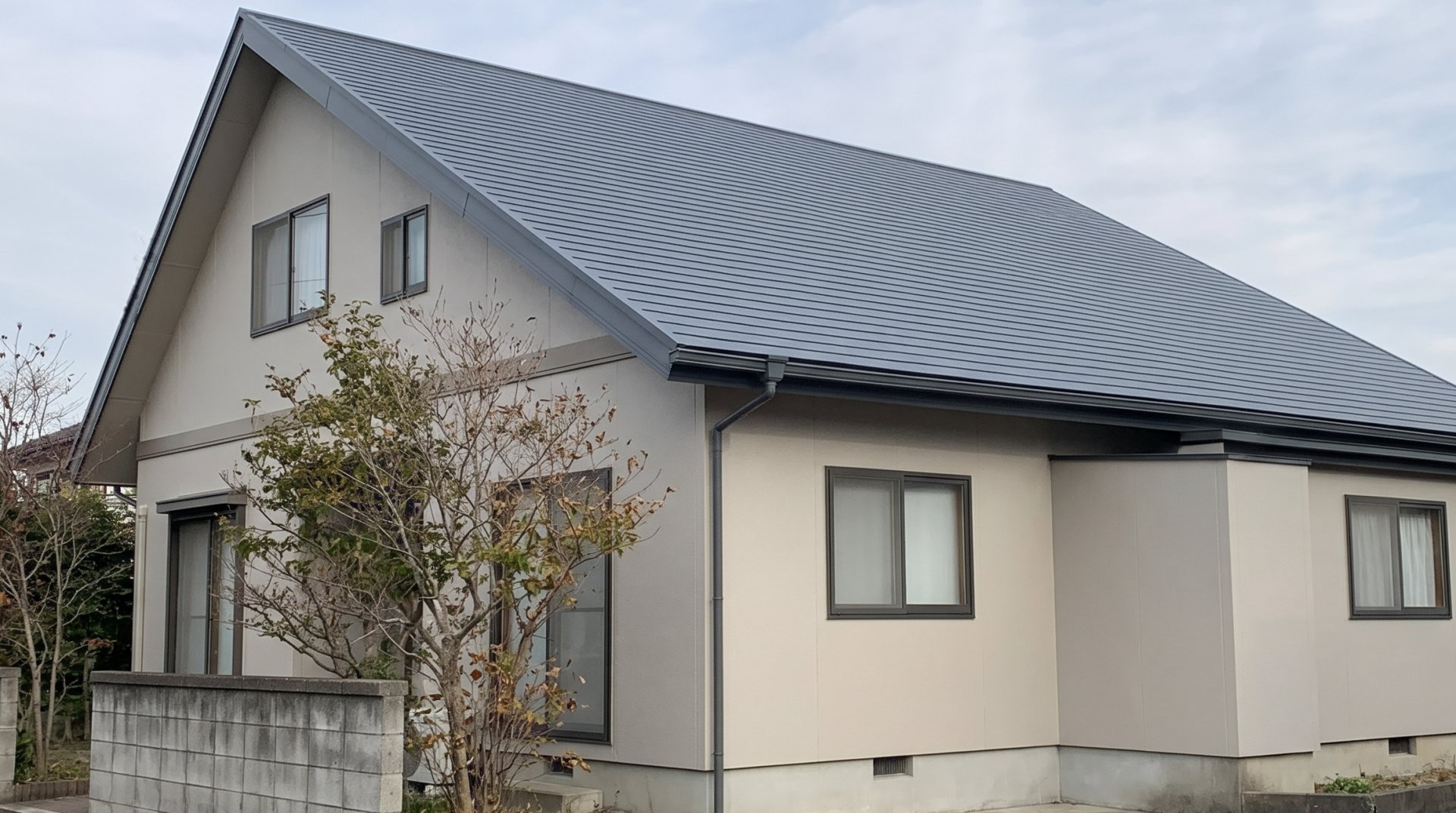 洗浄と塗り替えを終えた、2階建ての戸建て住宅（AIで作った見本の画像）